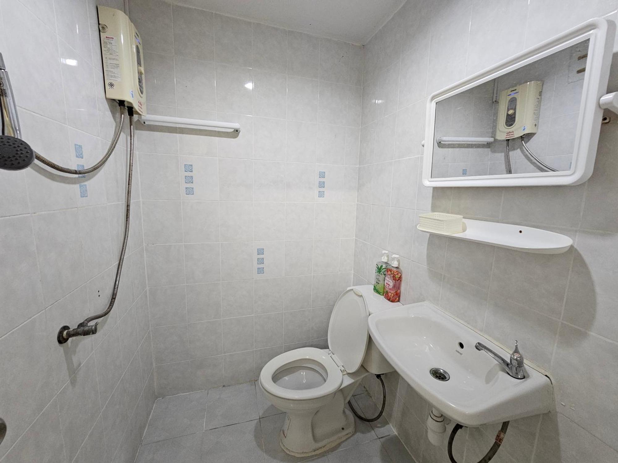 Si Fah At Bangsaen Hotel Ban Rong Khoei Экстерьер фото